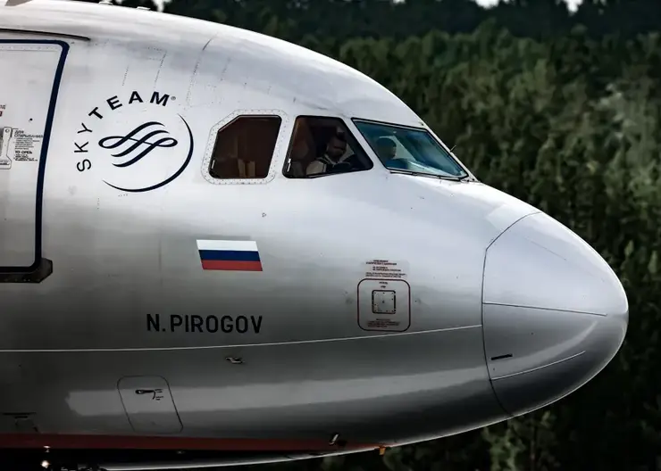 Пассажирский самолет совершил посадку в аэропорту Красноярск из-за трещины в стекле