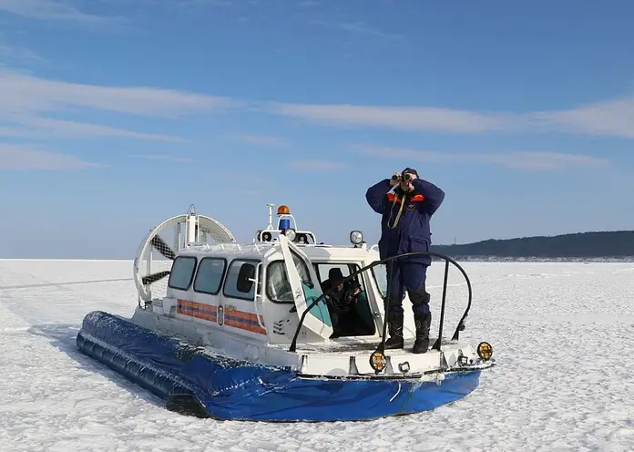 На Красноярском море эвакуировали несколько застрявших автомобилей