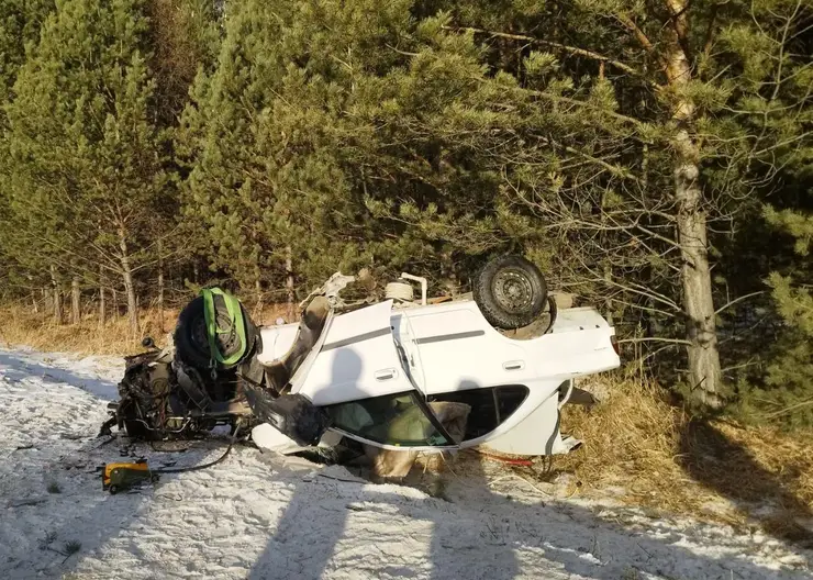 В Красноярском крае 30-летний водитель «Ниссан Сани» не справился с управлением и перевернулся