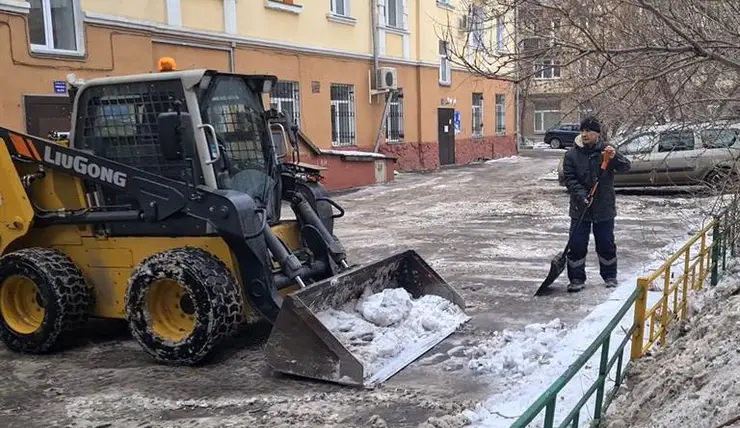 УК и ТСЖ Центрального района Красноярска чистят дворы от наледи