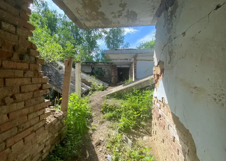 В Красноярском крае на 14-летнего подростка в заброшенном здании обрушилась бетонная плита