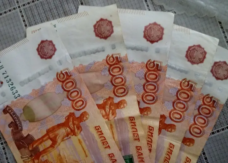В Красноярске работника медцентра оштрафовали на 50 тысяч за кражу денег с карты клиента