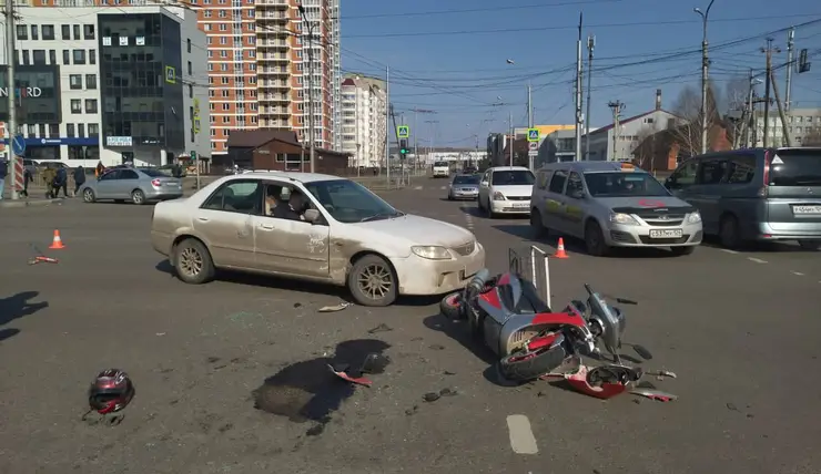 В Красноярске нетрезвый мужчина на мопеде врезался в автомобиль Mazda
