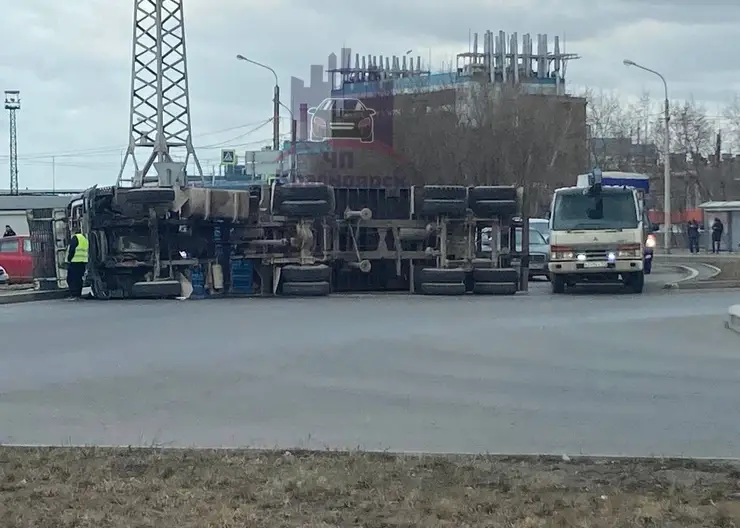 В Красноярске перевернулся грузовик с прицепом