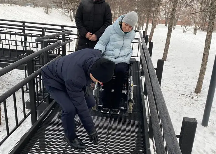 В Красноярске в сквере «Одесский» обновили пандус для маломобильных граждан