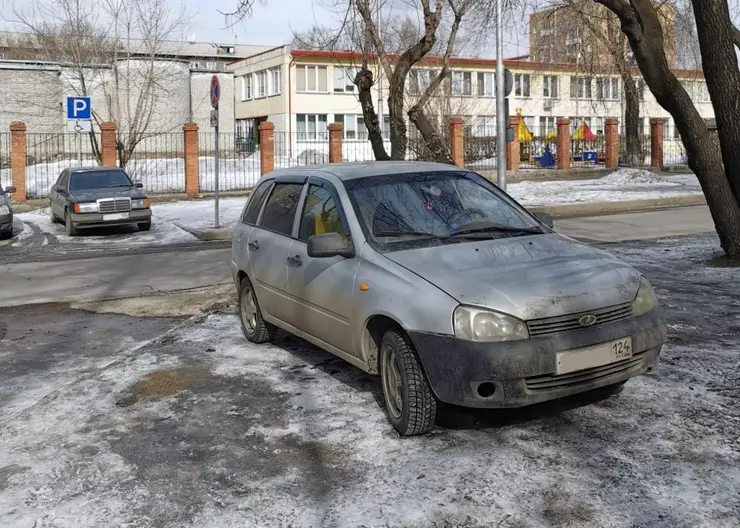 В Центральном районе Красноярска стали в три раза чаще парковаться на газонах