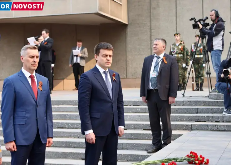 В Красноярске возложили цветы к мемориалу Победы