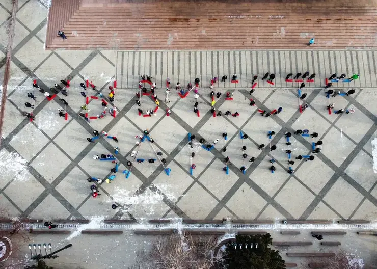 Сотни красноярцев выстроились в надпись «Мы вместе за мир»