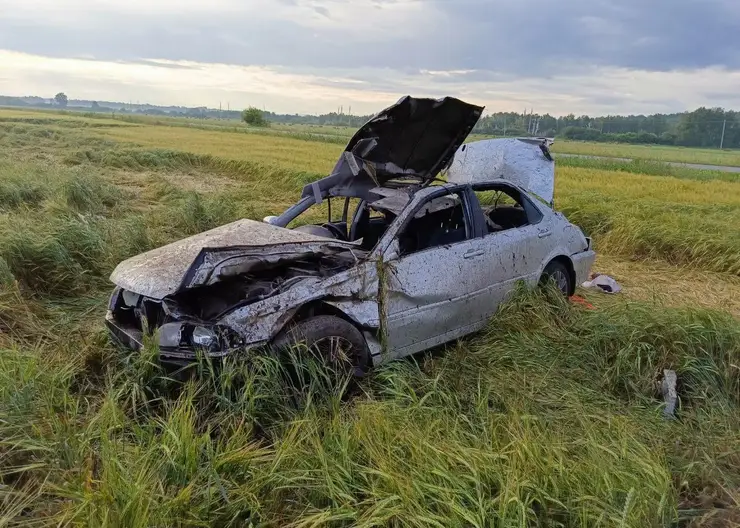 На трассе Красноярского края пьяный водитель вылетел в кювет и перевернулся