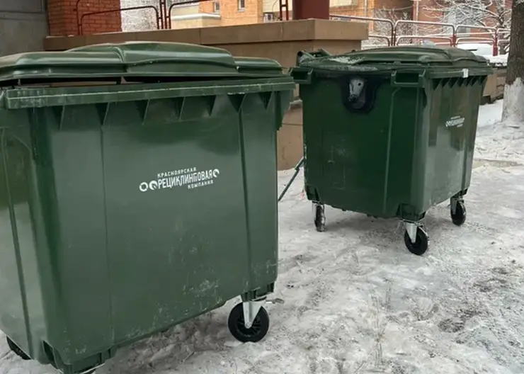 Пять управляющих организаций на левобережье Красноярска получили в подарок новые контейнеры для мусора