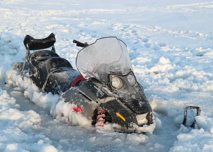 На Красноярском водохранилище под лёд провалился снегоход с мужчиной и женщиной