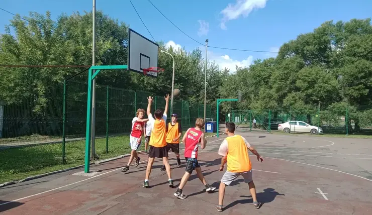 В Красноярске команда «Кристалл» заняла первое место на соревнованиях по стритболу среди дворовых команд