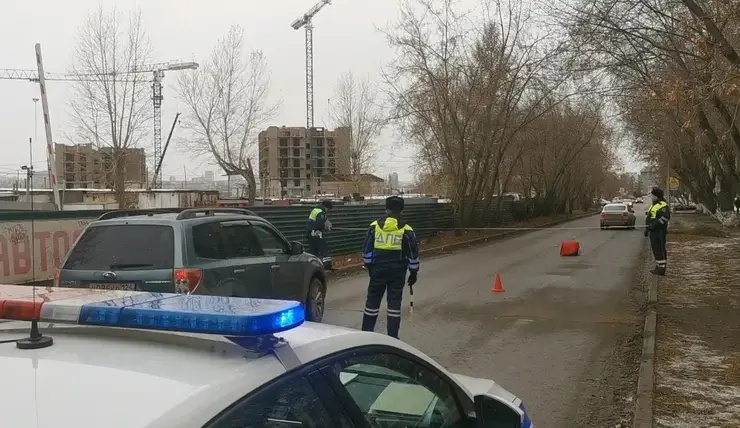 В Красноярске 12-летний школьник перебегал дорогу и попал под колеса автомобиля