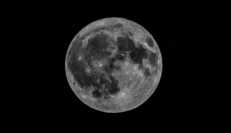 Красноярцы запечатлели огромную Луну вечером 23 мая