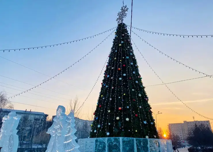 В Октябрьском районе Красноярска открылся ледовый городок