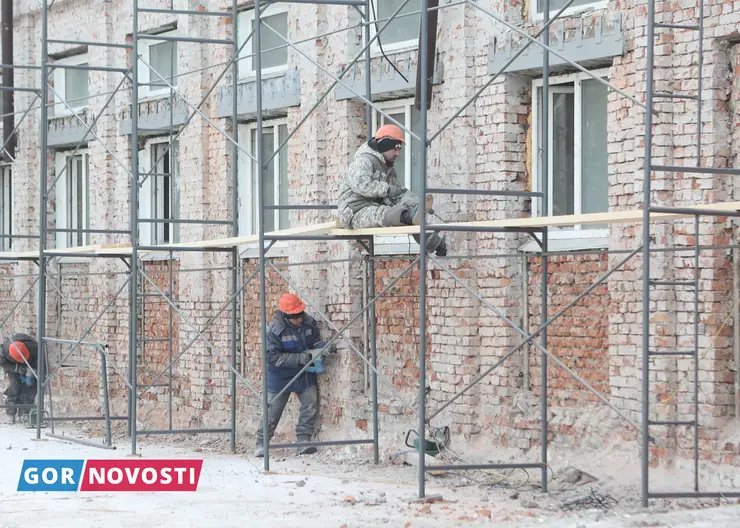 В Красноярске у корпуса лицея № 11 укрепляют фундамент и стены