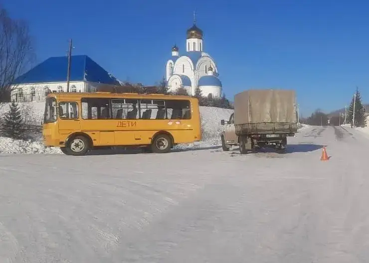 В Красноярском крае 55-летний водитель школьного автобуса устроил аварию на перекрестке