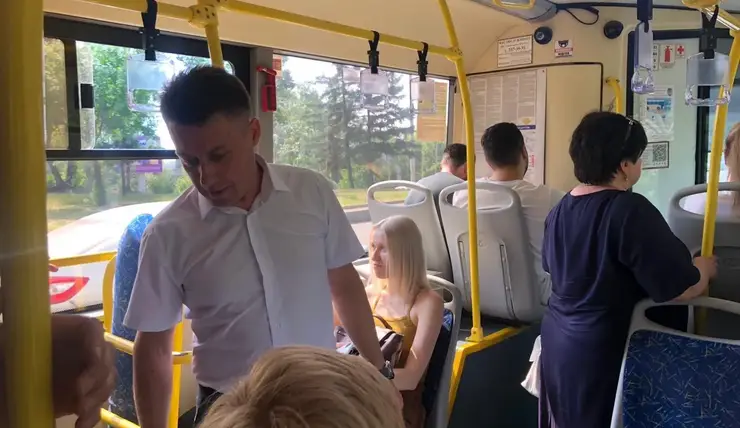 В Красноярске один из автобусов № 30 чуть не сняли с линии из-за грязи в салоне