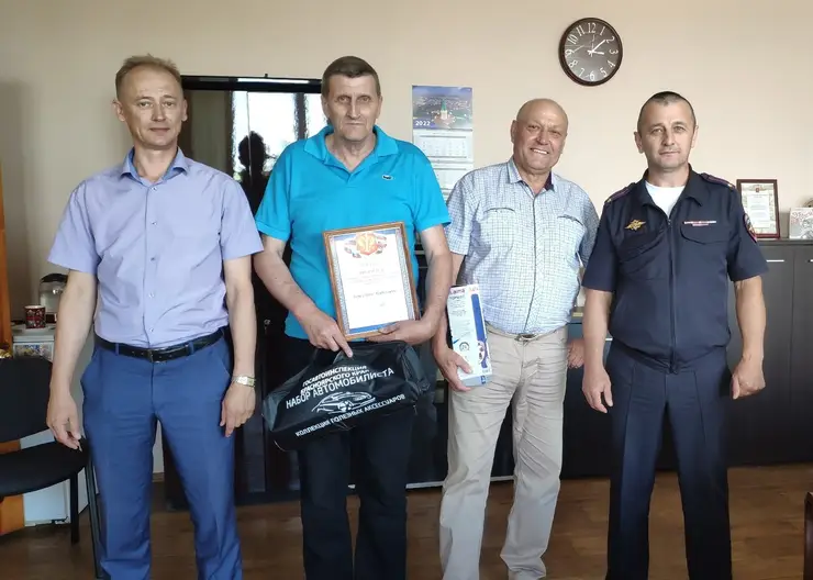 В Красноярске наградили водителя маршрутки за помощь в задержании пьяного автолюбителя