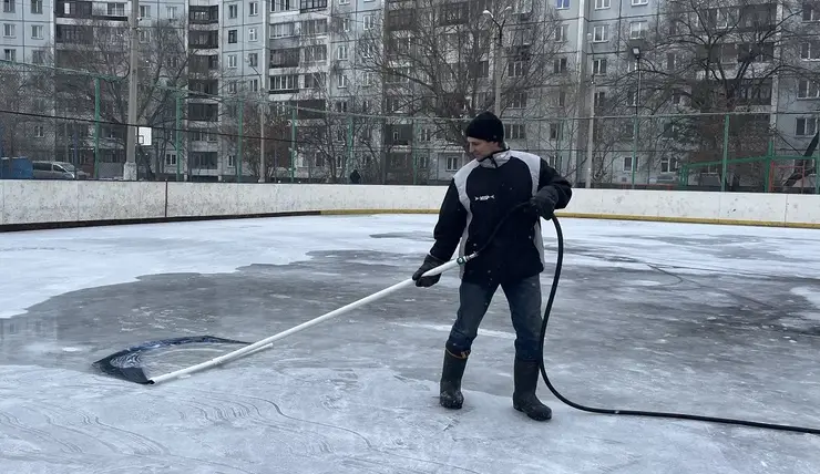 Ледовые площадки начали заливать в Советском районе Красноярска