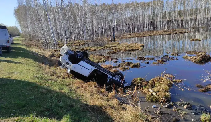 В Красноярском крае после падения машины с обрыва в воду погибли 5 человек