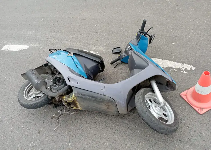 В Красноярске водитель «Мерседеса» сбил двух парней на мопеде