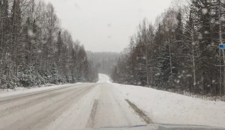 Водителей Красноярского края предупреждают об опасности на заснеженных загородных трассах