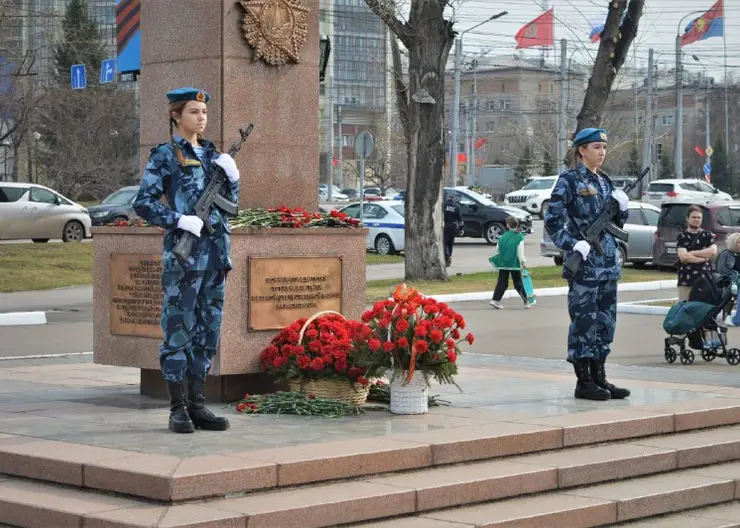 В Красноярске школьники заступили на пост у памятника фронтовикам «Журавли»