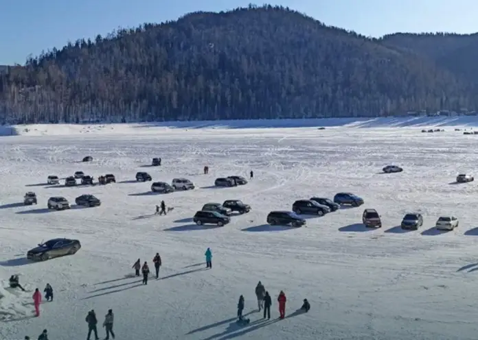 Почти 2000 автомобилей выехали на лед Красноярского водохранилища на выходных