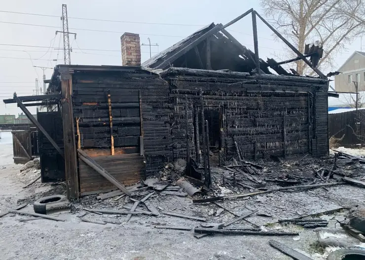 В Красноярском крае при пожаре в жилом доме погибли мать и двое маленьких детей