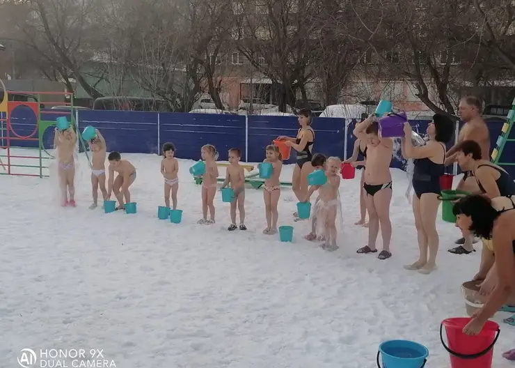 В Красноярске больше сотни дошколят провели обливания холодной водой во дворе детского сада