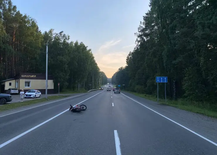 На трассе под Красноярском 15-летний мотоциклист попал под колеса иномарки