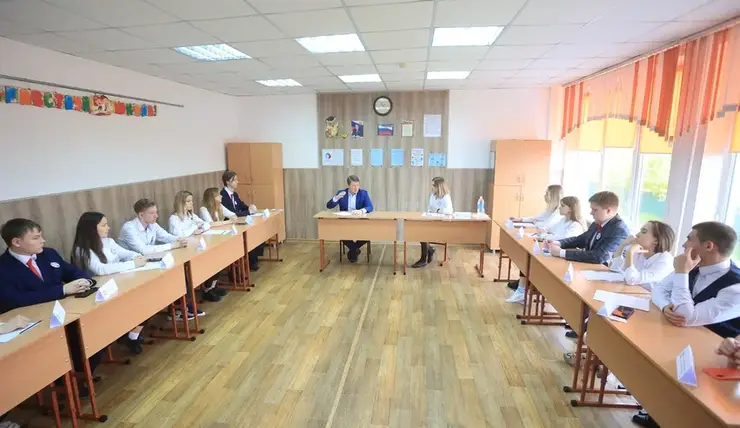Сергей Ерёмин продолжает встречи со старшеклассниками