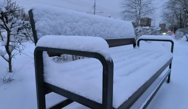 На Красноярск ночью обрушился снегопад