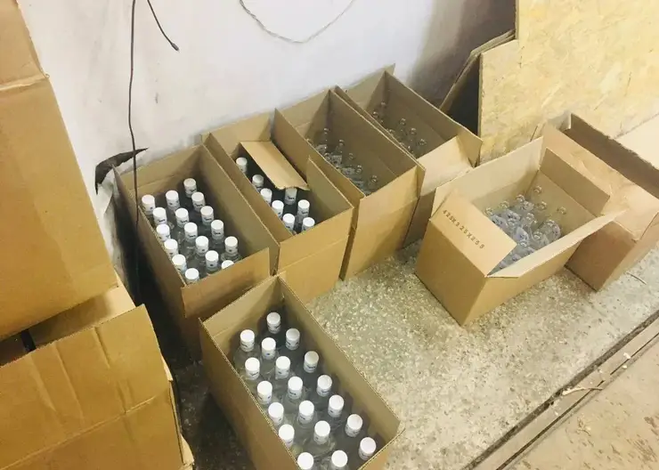 Двоих жителей Красноярска осудят за производство и продажу суррогатной водки
