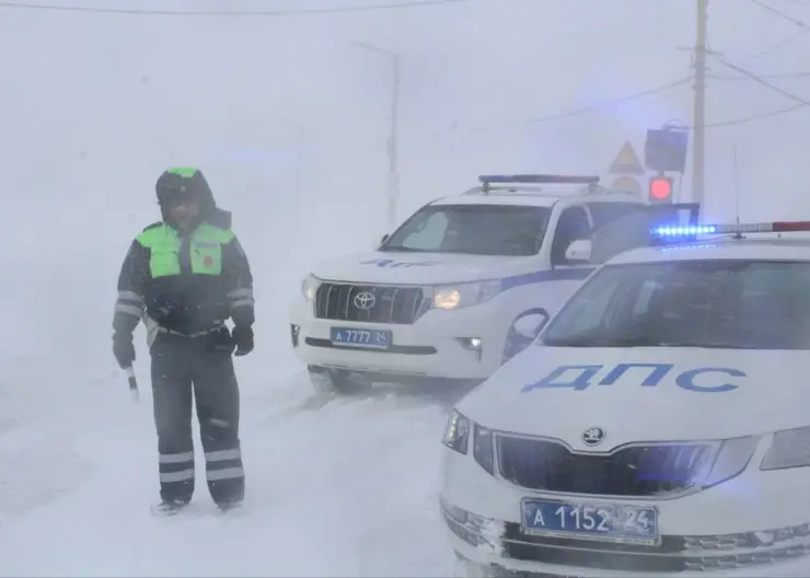 Водителей Красноярского края предупреждают об опасности на заснеженных дорогах