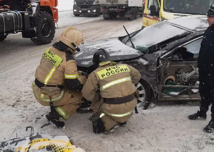 В Красноярском крае три человека пострадали в ДТП с грузовиком