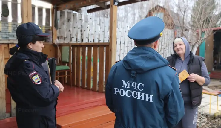 Жителей частного сектора Свердловского района учат правилам пожарной безопасности
