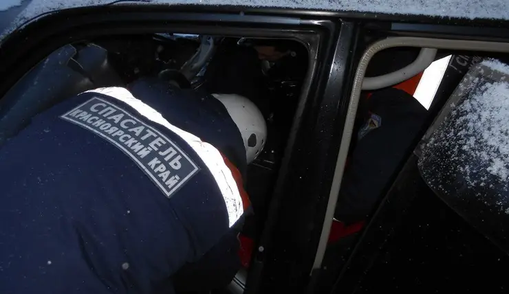 В Красноярском крае спасатели вызволили из разбитой машины двух человек