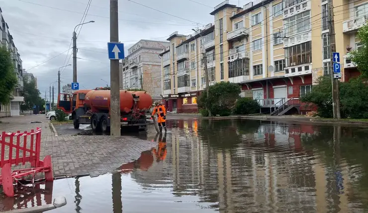 С улиц Красноярска откачивают воду после сильного ливня