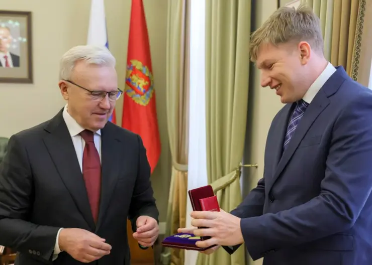 Губернатор Александр Усс получил нагрудный знак «За вклад в международное сотрудничество»