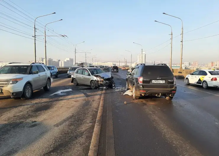 В Красноярске на Коммунальном мосту в ДТП пострадал ребенок