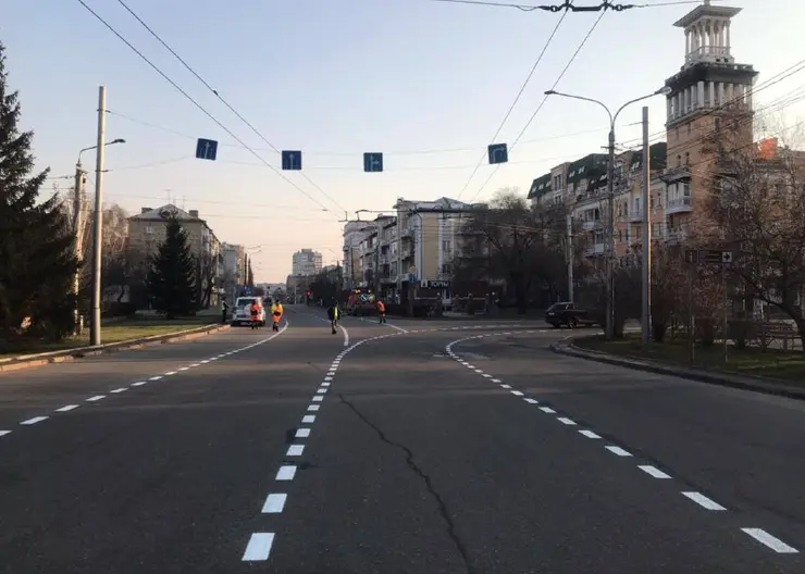 В Красноярске из-за подсыпки дорог щебнем от гололедицы стерлась дорожная разметка