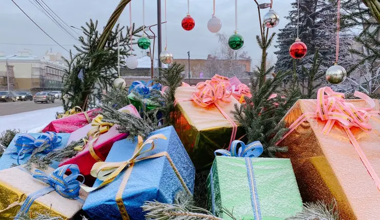 На улицах Красноярска появились большие новогодние корзины