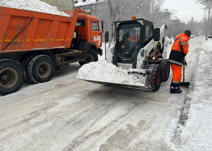 В Красноярске дорожники борются с последствиями снегопада