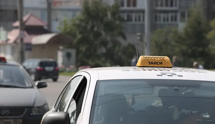 В Красноярске агрессивные пассажиры избили водителя детского такси