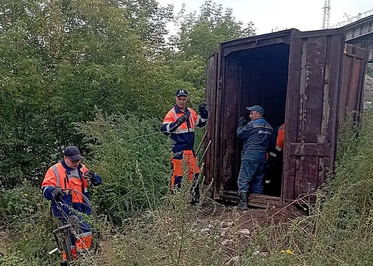 В Красноярске незаконные ассенизаторы устроили мусорный засор коллектора на Маерчака