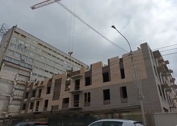 В Красноярске на стройке дома на Бограда рабочий упал с высоты 7 этажа