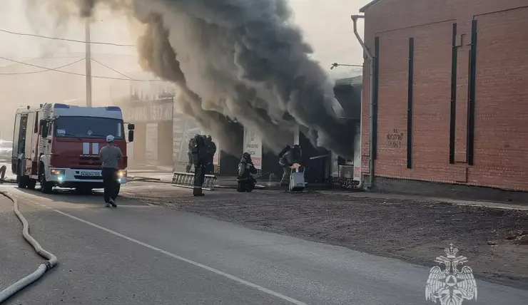 В Минусинске горят магазин и автосервис на площади 600 кв. метров