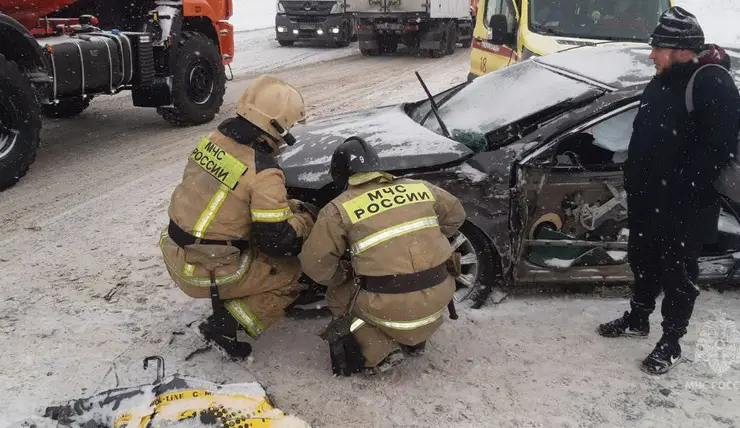 В Красноярском крае три человека пострадали в ДТП с грузовиком